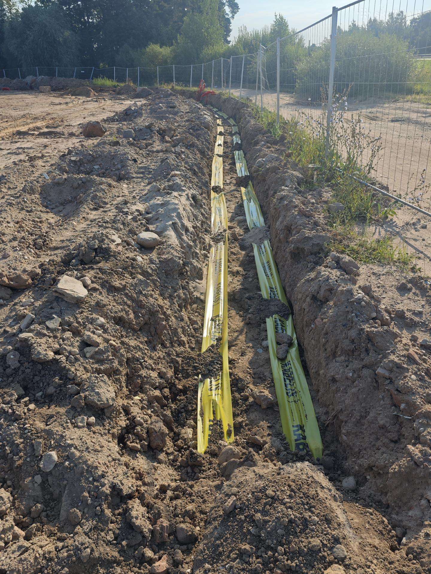 Įžeminimo ir kabelių tranšėja su signaline juosta