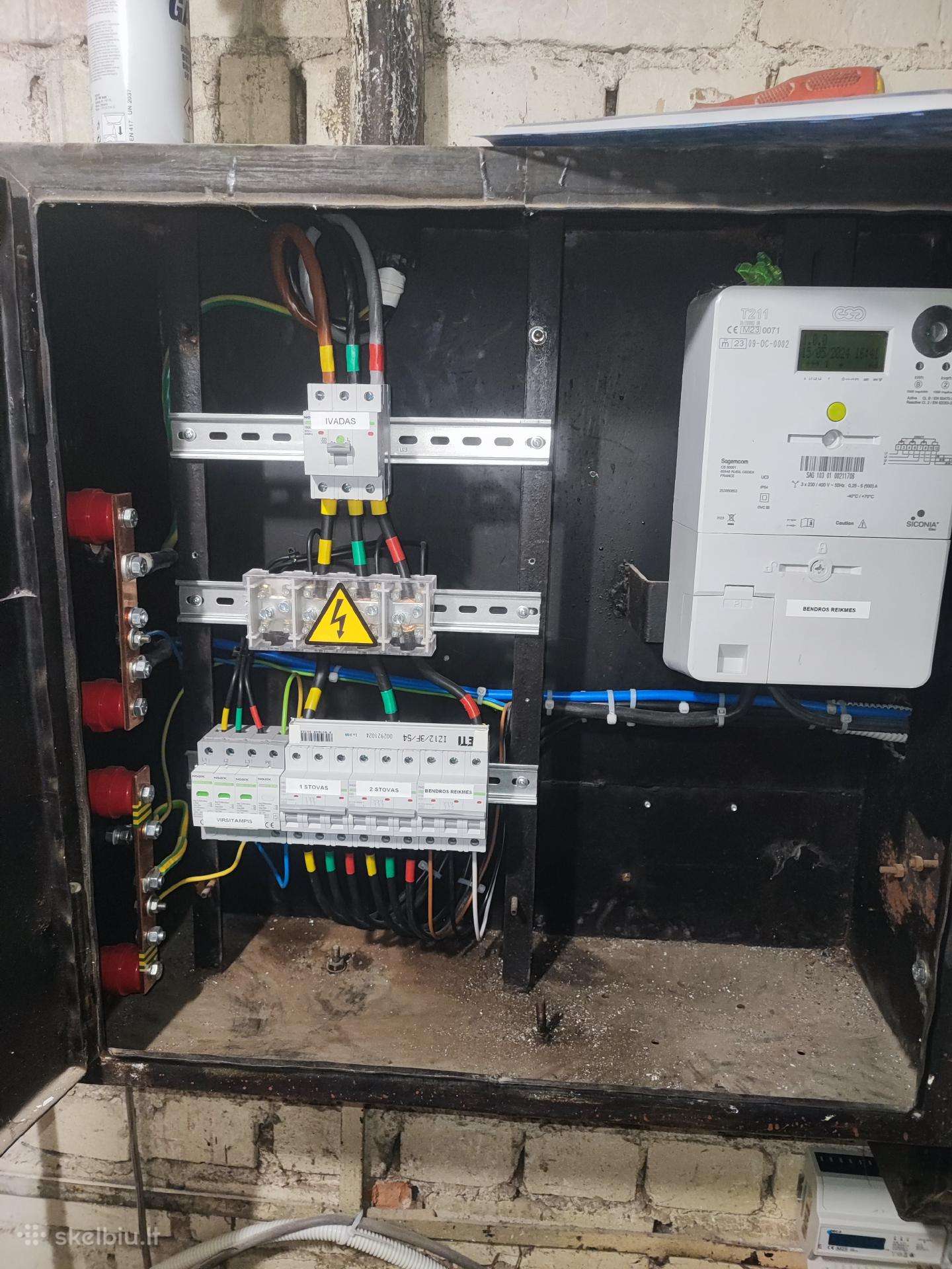 Įvadinis elektros skydelis su skaitikliu ir viršįtampio apsauga