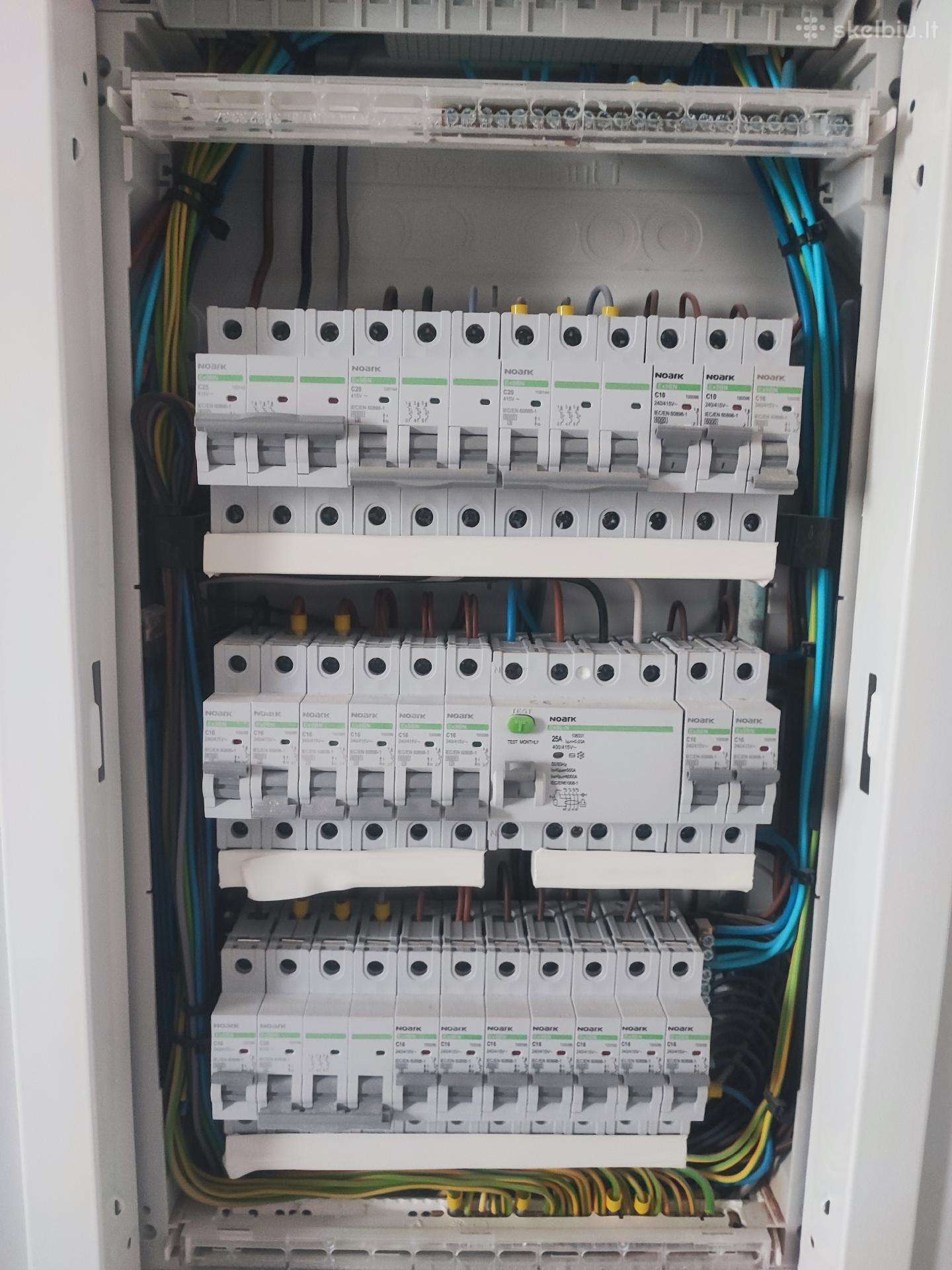 Sukomutuotas namo elektros skydelis su Noark automatiniais išjungėjais