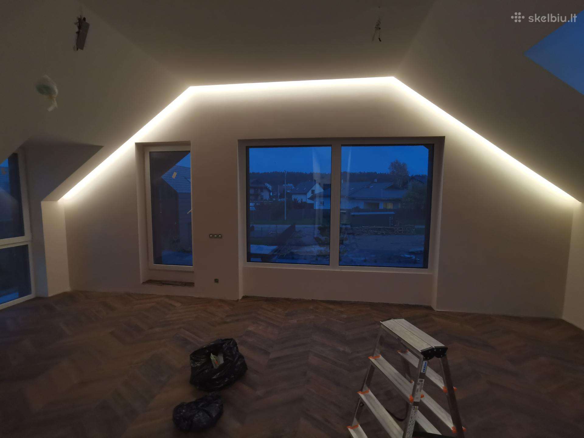 Mansardos geometrinis LED juostų apšvietimas